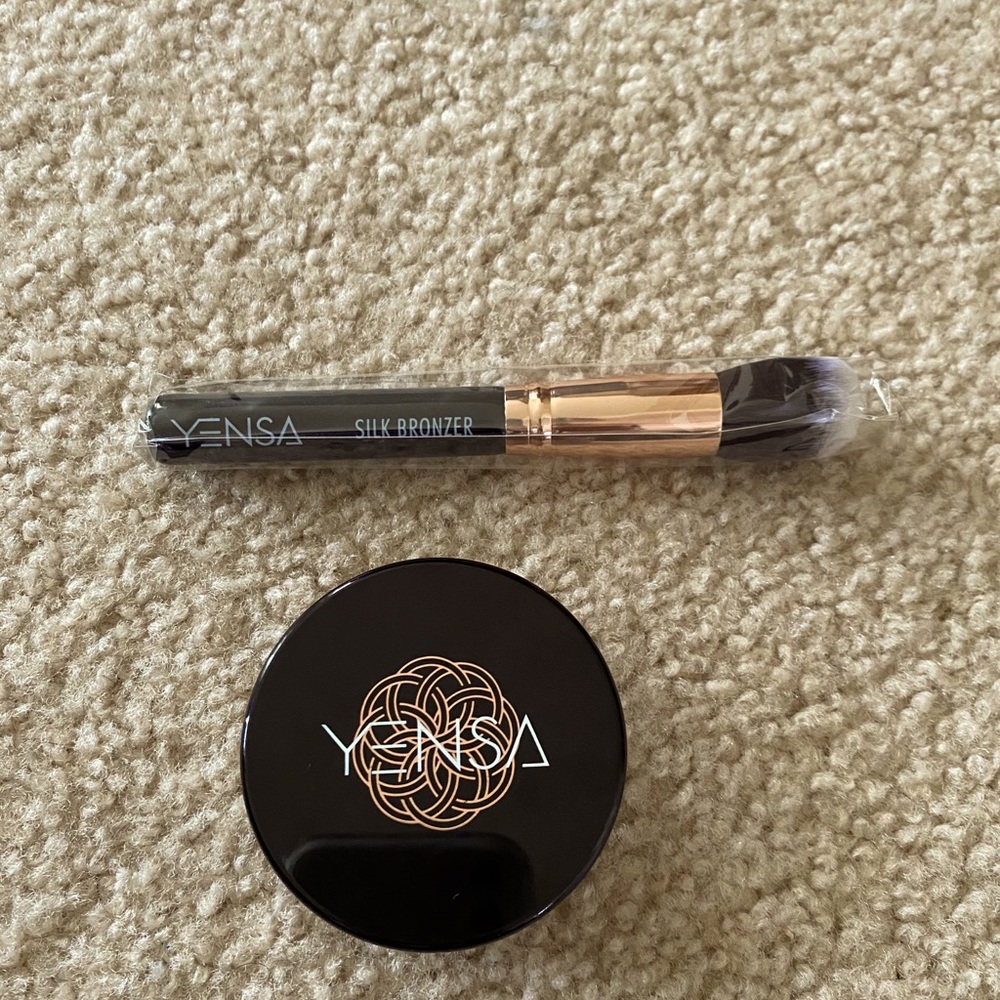 Yensa silk bronzer/brush base combo